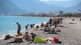 Antalyada sahildeki yoğunluk yazı aratmadı