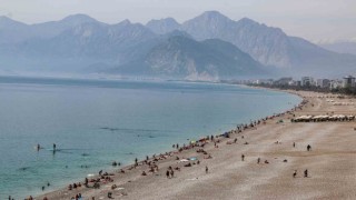 Antalyada vatandaşlar oylarını kullandıktan sonra Konyaaltı sahile akın etti