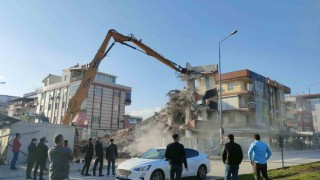 Antalyada yıkım çalışmasını film gibi izlediler