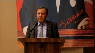 AP Antalya Büyükşehir Belediyesi başkan Adayı Koç, Başkan Böcek lehine adaylıktan çekildiğini açıkladı