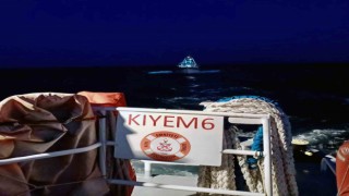 Arızalanan 17 metrelik lüks tekneyi KIYEM ekipleri kurtardı