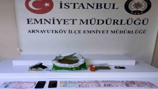 Arnavutköyde aranması bulunan firari uyuşturucuyla yakalandı