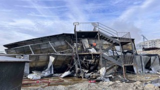 Arnavutköyde inşaat işçilerinin kaldığı 2 katlı konteyner alev alev yandı