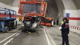 Artvinde yolcu minibüsü tünel içinde kaza yaptı: 7 yaralı
