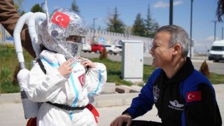 Astronot kıyafetli 5 yaşındaki Mira, Alper Gezeravcıyı Türk bayrağıyla karşıladı
