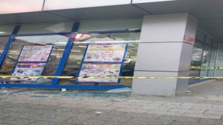 Ataşehirde kontrolden çıkan araç markete girdi: 1 yaralı