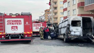 Ataşehirde vatandaşlar kaputu açtı, aracı alevler sardı