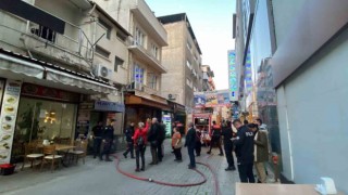 Atık malzemeler tutuştu, gökyüzünü kara duman kapladı