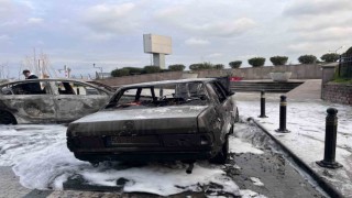 Avcılarda yanan taksi park halindeki otomobile çarptı: İki araç alev topuna döndü
