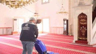 Aydın Büyükşehir Belediyesi camileri temizliyor