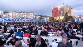 Aydın Büyükşehir Belediyesi kentin birçok noktasında iftar sofraları kurmaya devam ediyor