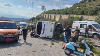 Aydında şehiriçi yolcu minibüsü devrildi, çok sayıda kişi yaralandı