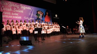 Ayşegül Aldinç, Çocuk Korosu ile birlikte kendi şarkılarını söyledi