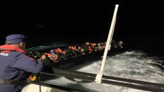Ayvalık açıklarında 54 düzensiz göçmen yakalandı