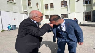 ‘Baba dediği yakınıyla rakip olan genç aday başarılar diledi