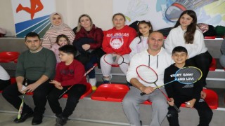 Badmintonda aileler yarıştı