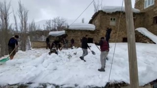 Bahçesarayda imece usulü kar temizleme