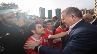 Bakan Bak, down sendromlu milli sporculara başarılar diledi