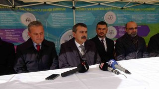 Bakan Tekin, Cumhuriyet Meydanında AK Parti standını ziyaret etti.