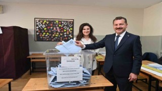 Balıkesir Büyükşehir Belediye Başkanı Yücel Yılmaz ailesi oy kullandı