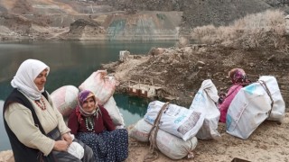 Baraj suları çekilince hatıraları için evlerine patika yol yaptılar