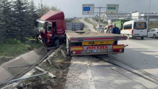 Bariyeri biçen tır makaslayarak su kanalına girdi: 1 yaralı