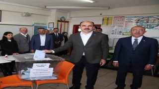 Başkan Altay, 31 Mart Mahalli İdareler Genel Seçimleri için oyunu kullandı