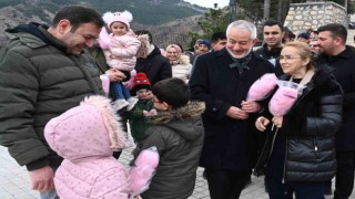 Başkan Başdeğirmenden, çocuklara pamuk şeker