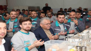 Başkan Büyükkılıç, işçilerle birlikte sahur yaptı