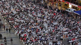 Başkan Çerçioğlu Atatürk Kent Meydanındaki iftarda vatandaşlarla bir araya geldi