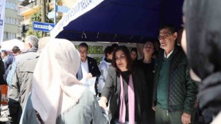 Başkan Çerçioğlu, Efeler Pazar Pazarında on binlerce fideyi vatandaşlarla buluşturdu