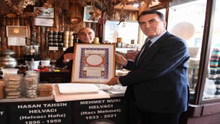 Başkan Dündara yenilediği çarşıda büyük ilgi