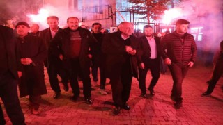 Başkan Esat Öztürk mahallelerde coşkuyla karşılanıyor