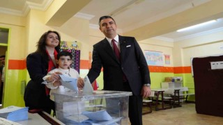 Başkan Gökhan Yüksel oyunu kullandı