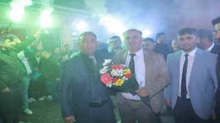 Başkan Kaya, çiçek ve meşalelerle karşılandı