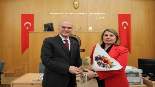 Başkan Özlüden meclis üyelerine plaket