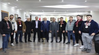 Başkan Pekmezciden başarılı sporculara altın hediyesi