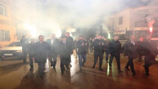 Başkan Pekmezciye vatandaşlardan sevgi gösterisi: Mahalleli Pekmezciyi meşalelerle karşıladı