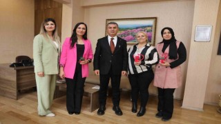 Başkan Şimşek, Kadınlar Gününü çiçek dağıtarak kutladı
