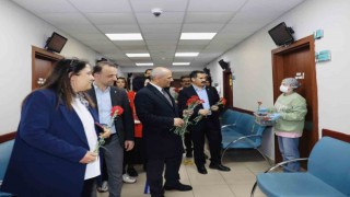Başkan Söğütten sağlık çalışanlarına karanfil