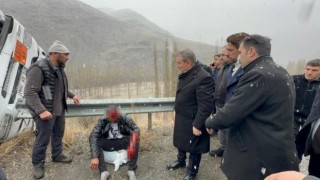 BBP Genel Başkanı Destici kaza yapan tır sürücüsüne yardım etti