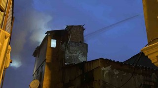 Beyoğlunda 3 katlı bina alev alev yandı