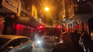 Beyoğlunda 4 katlı bina alev alev yandı