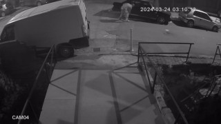 Beyoğlunda akıl almaz olay kamerada: Araçların lastiklerini bıçakla patlattı