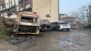 Beyoğlunda park halindeki 4 araç alev alev yandı