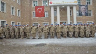 Beytüşşebapta Mehmetçik ve öğrenciler kar altında Çanakkale Zaferini kutladı