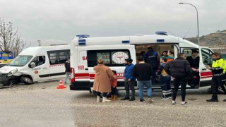 Bilecikte yolcu minibüsü ile otomobil çarpıştı, 4 kişi yaralandı