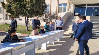 Birçok öğrenciye çalışma masası ve sandalye desteği sağlandı