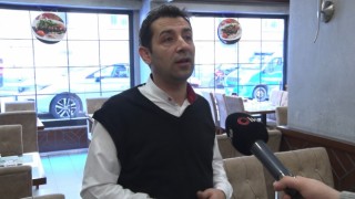 Boğazına yemek takılan müşterisinin hayatını Heimlich manevrası ile kurtardı