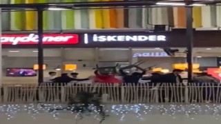 Boks ringi değil AVM: Ellerine geçirdikleri sandalyeleri birbirlerine fırlattılar